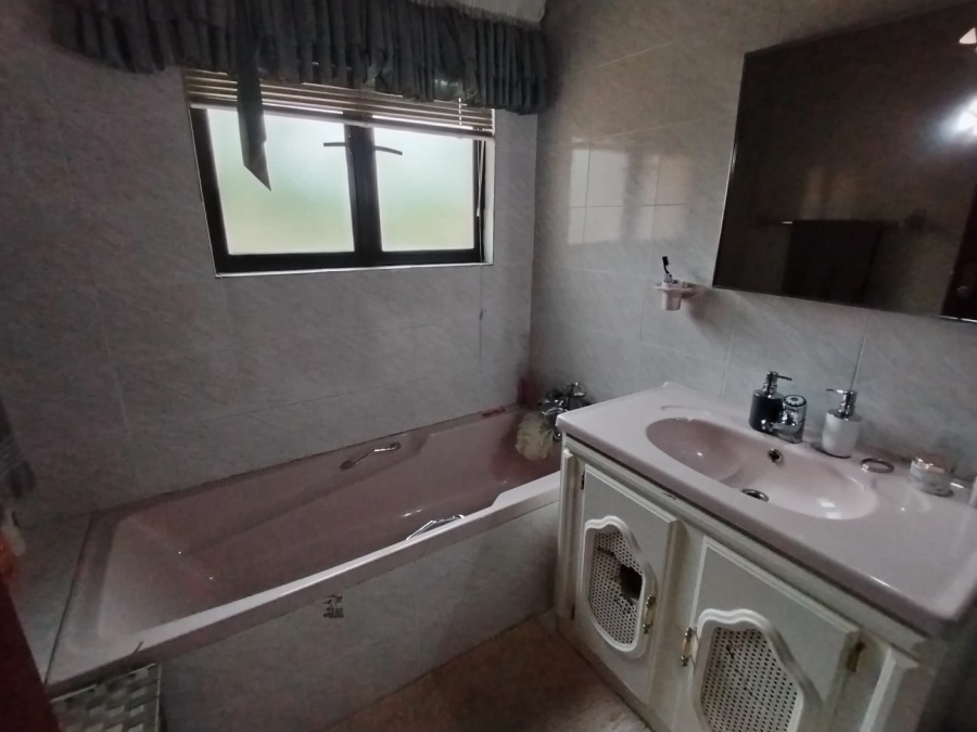 5 Bedroom Property for Sale in Safari Gardens North West